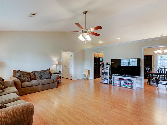 5th image of 160 Hillsborough Ln