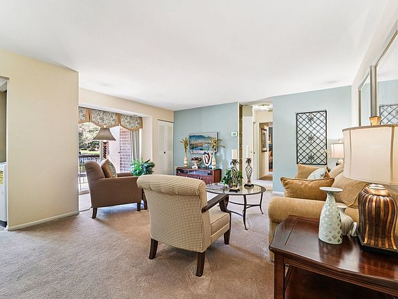 2 Bedroom 947 SF - Living Room