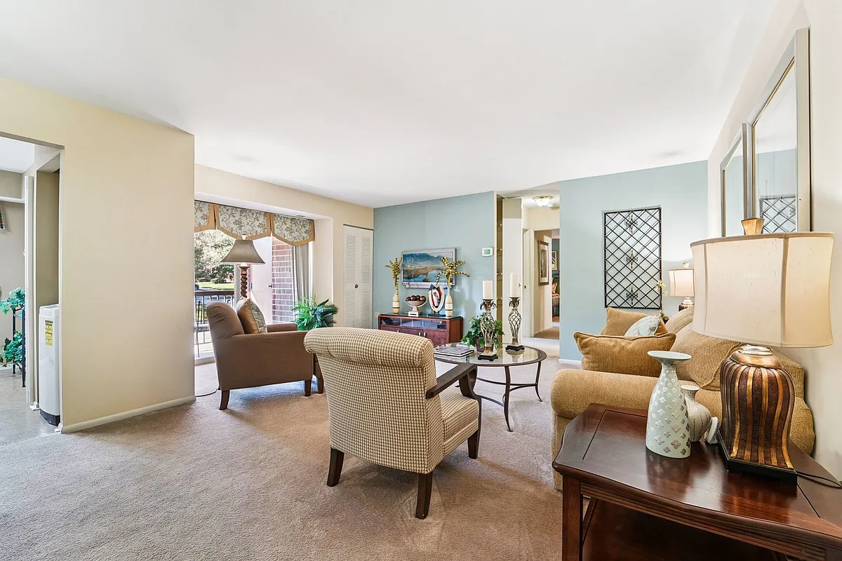 2 Bedroom 947 SF - Living Room - Autumn Woods