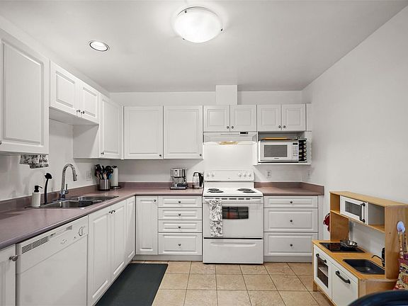 3rd image of 3400 Quadra St #306