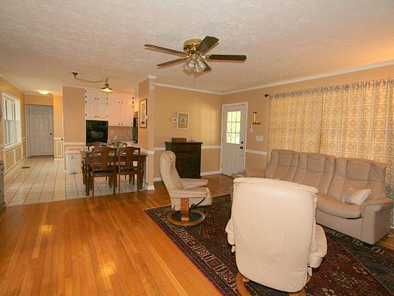 5th image of 3825 Greenhill Dr