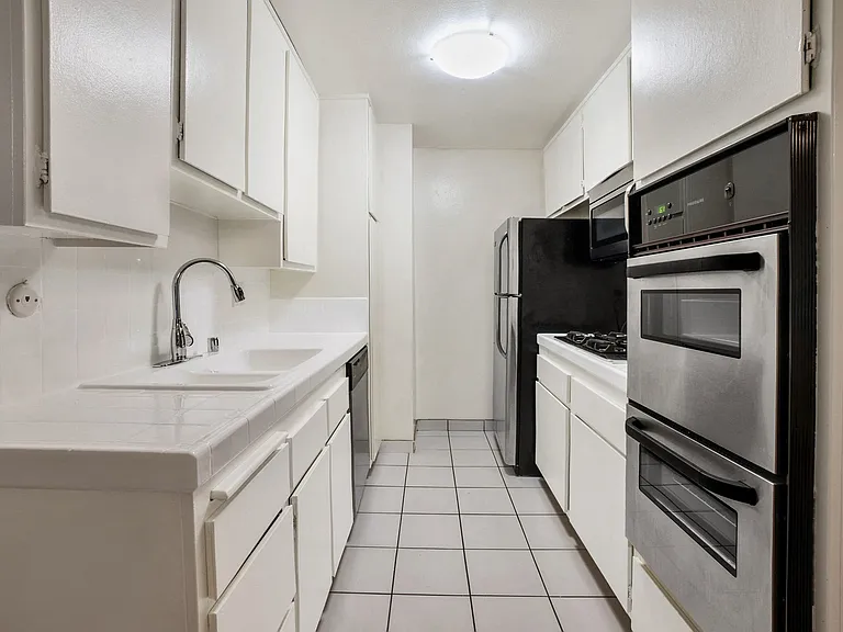 13157 Riverside Dr — Photo 34