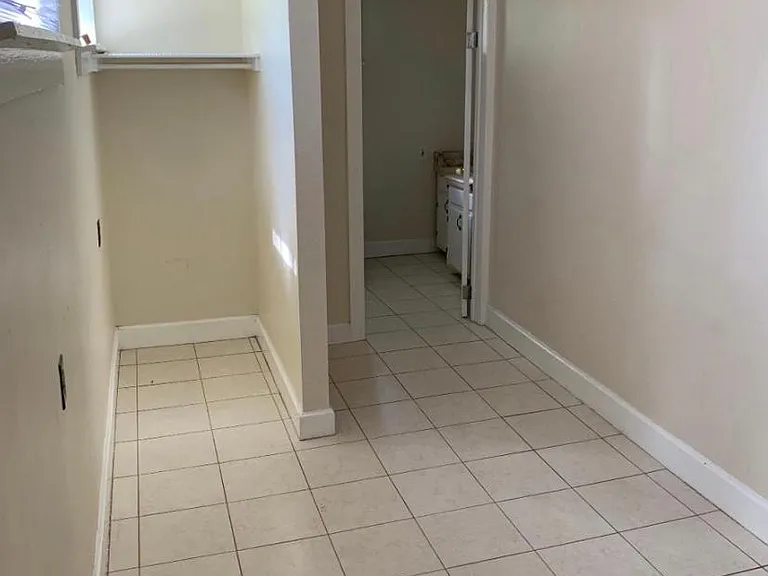 544 E Waldburg St — Photo 5
