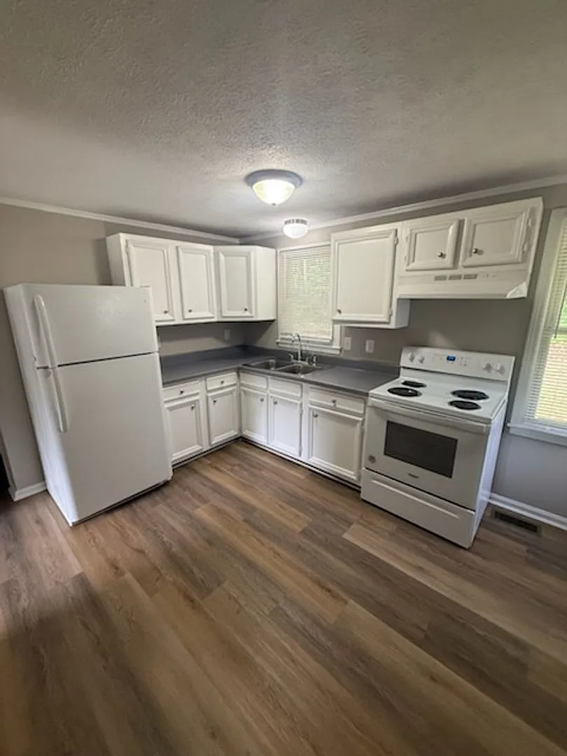 935 Country Place Rd — Photo 2