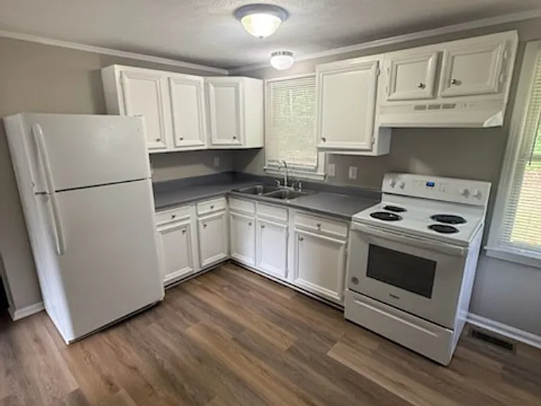 935 Country Place Rd — Photo 2