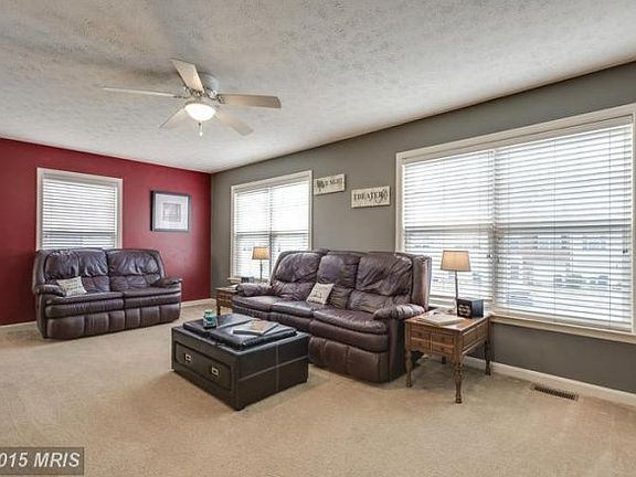 NATURAL LIGHTING THROUGOUT