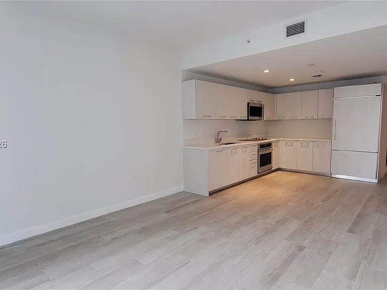 55 SW 9th St #3610 — Photo 8