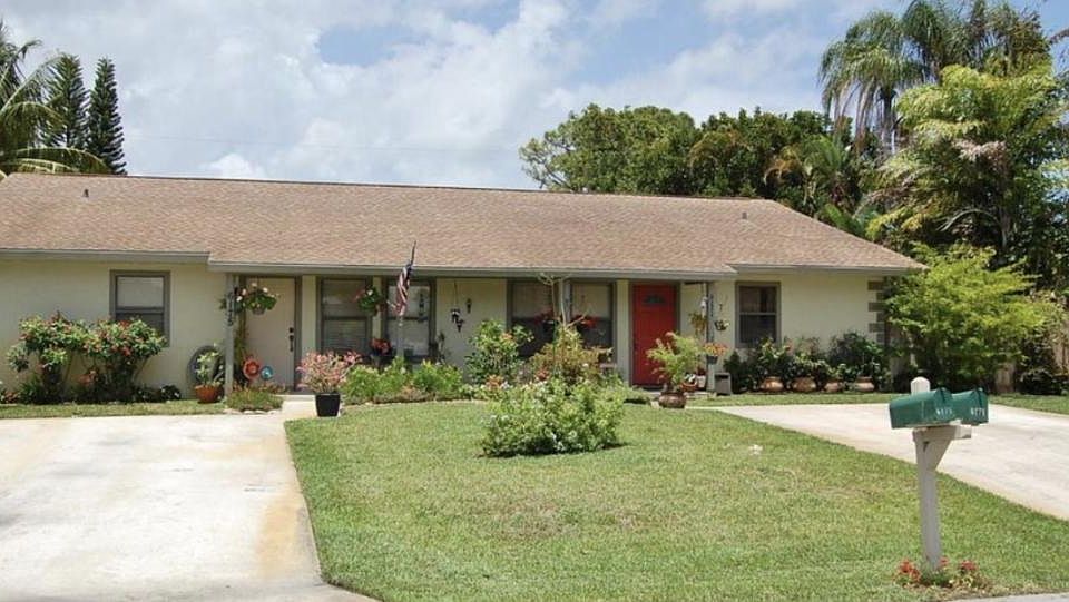 Front lawn & Front Porch, shared