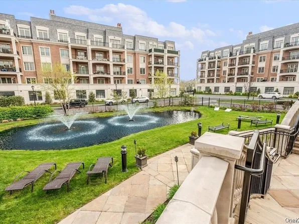 6000 Royal Court #6202, North Hills, NY 11040