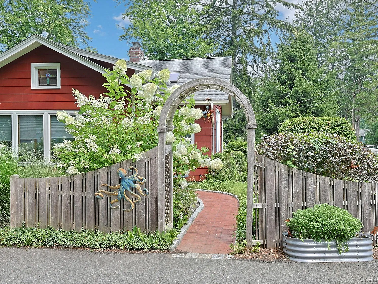 2 bed, 2.0 bath, 2088 sqft, $3,000 — Photo 3