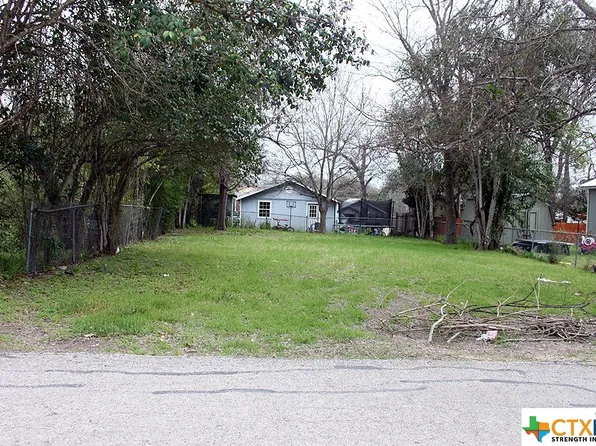 722 Hardeman St, Lockhart, TX 78644