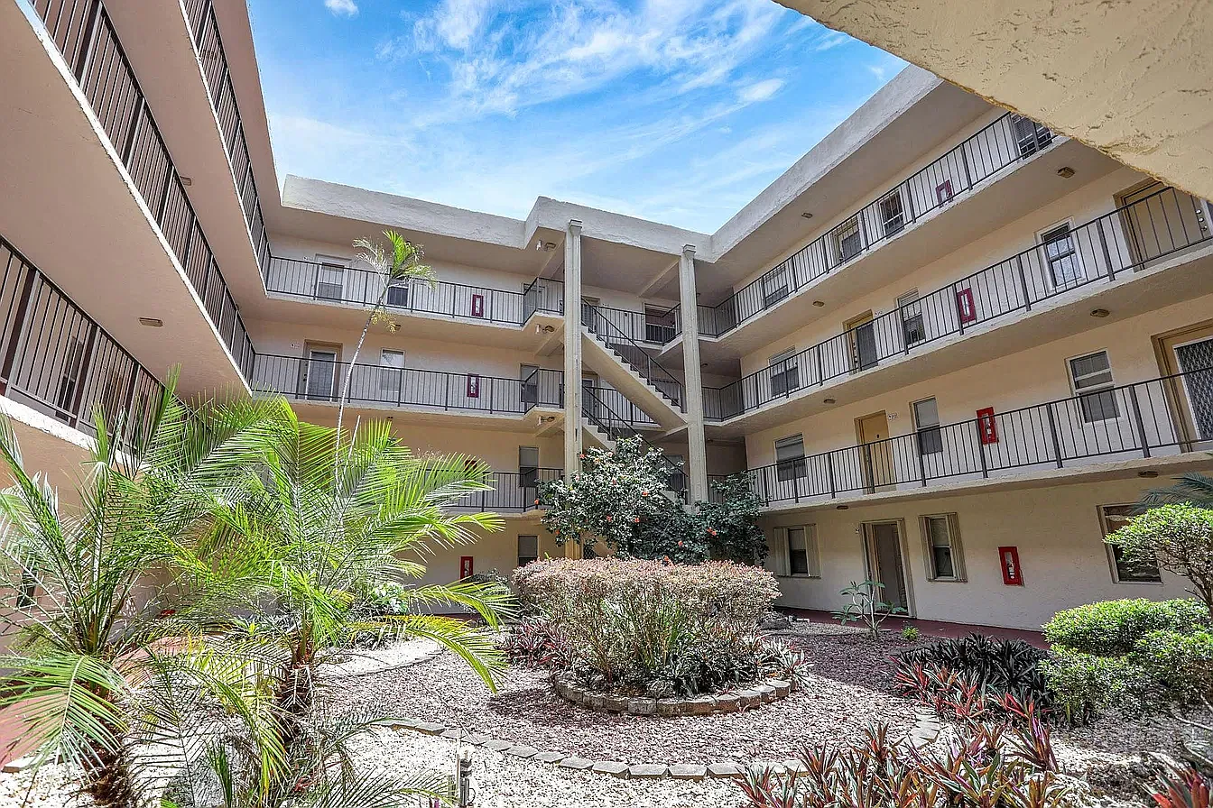 2 bed, 865 sqft, $1,700 — Photo 1