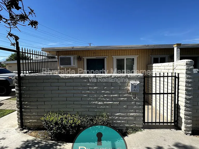 1221 Villa St #A — Photo 2