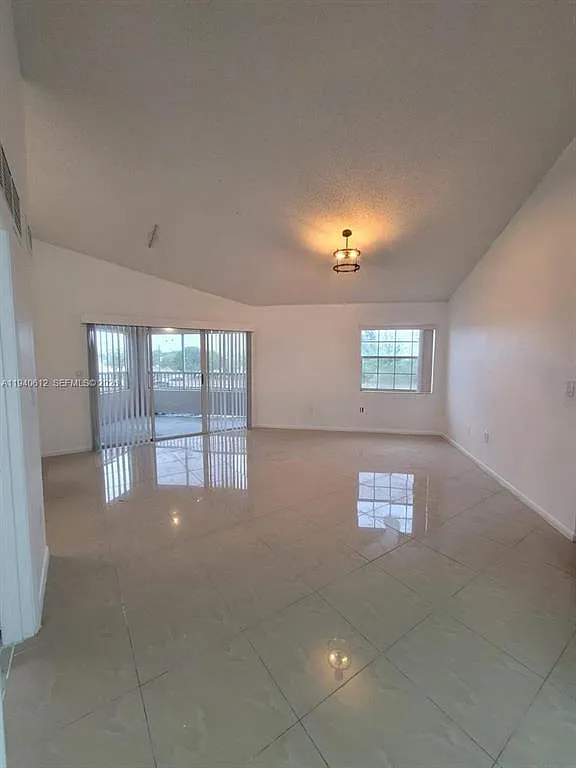 2 bed, 1000 sqft, $2,000 — Photo 4