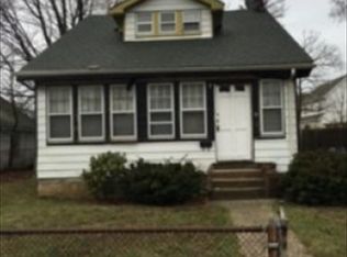 9 Centre St, Roosevelt, NY 11575