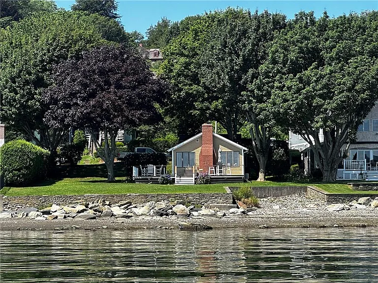 25 Bayside Ave — Photo 1