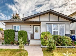 35 NW Ray Ave, Red Deer, AB T4P 3B9
