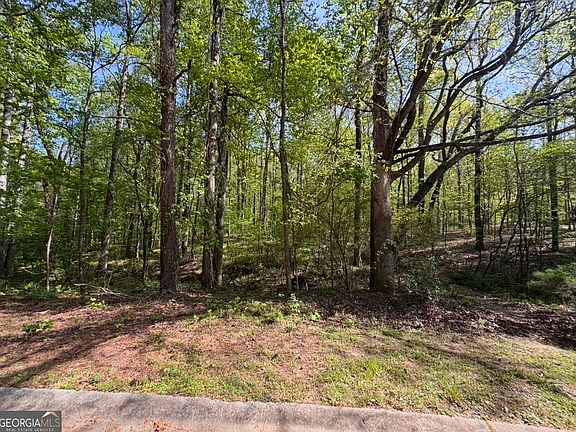 5th image of 140 Emerald Ln