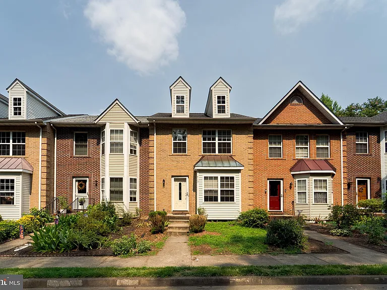 413 Lakeview Ct — Photo 1