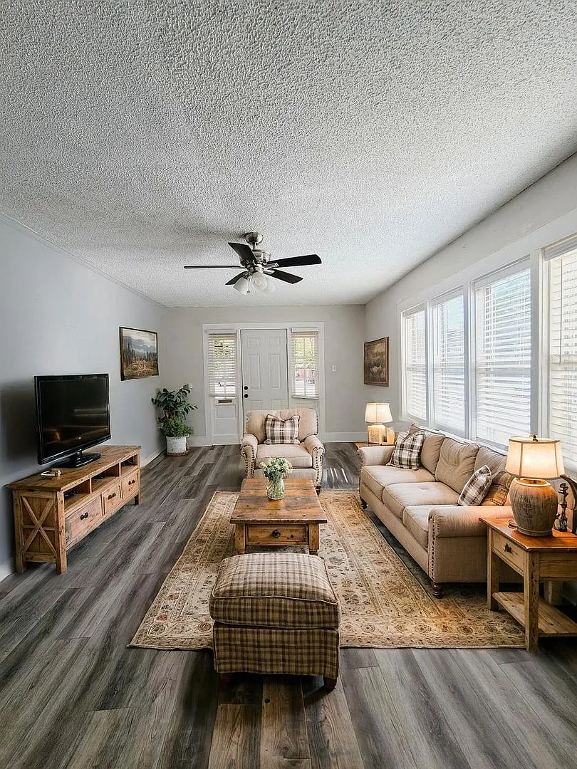 Charming Remodeled 2 Bedroom Home with Private Fenced Yard, Washer/Dryer in Old Colorado City and... — Photo 1