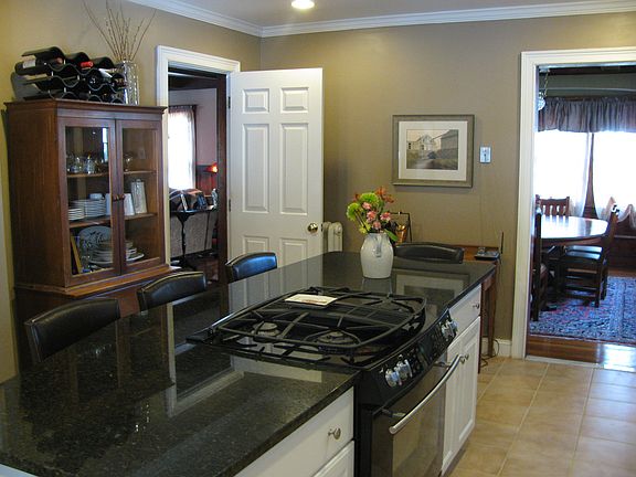 Granite, Jenn-Air gas range/SS fridge