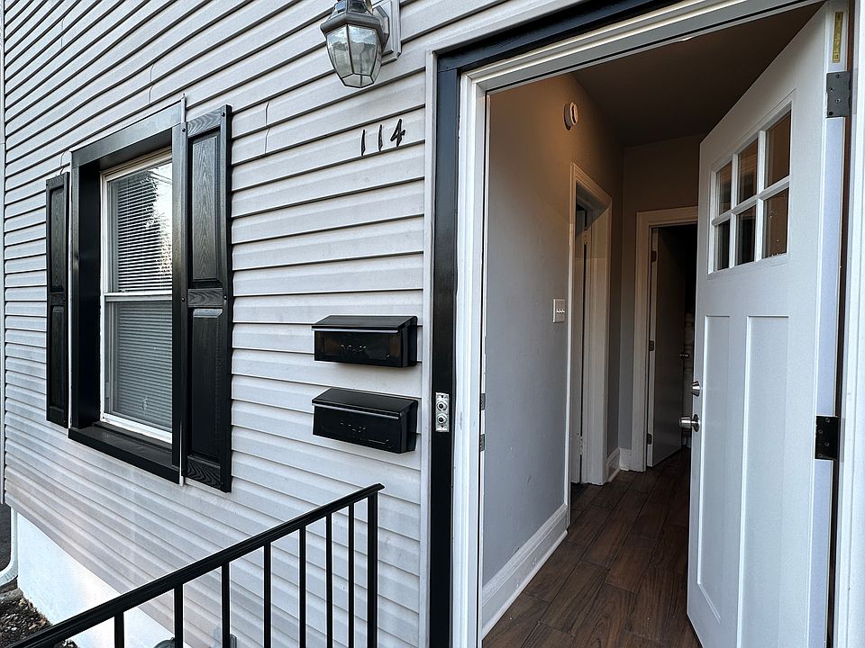 Shared entry with 2 Bedroom apartment