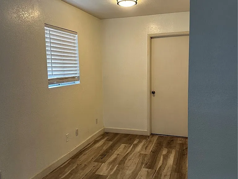 517 S Hewes St #B — Photo 6