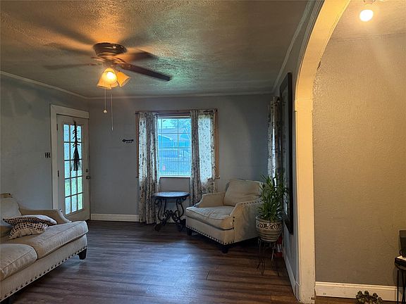 3rd image of 2305 Windsor Ln