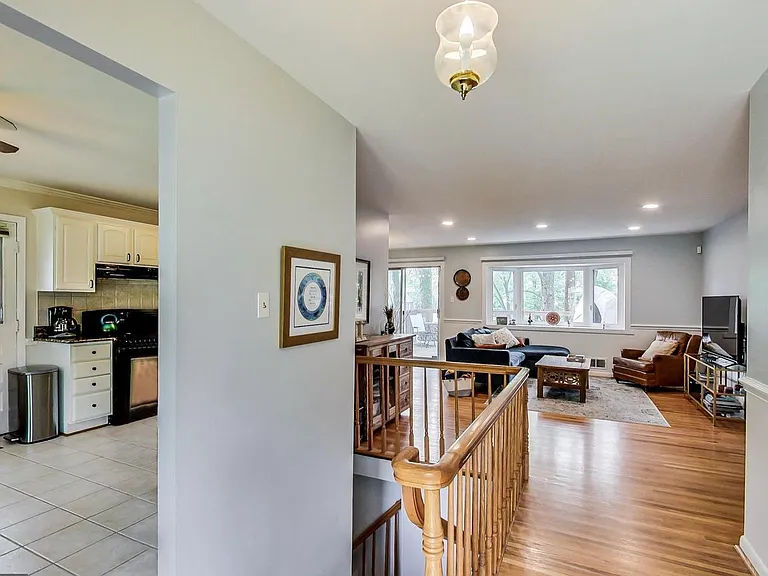 4704 Lance Ct — Photo 2