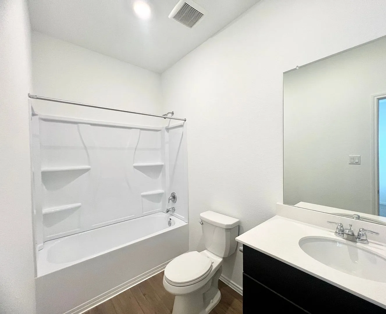 3 bedroom, 2 bath home with large backyard! — Photo 4