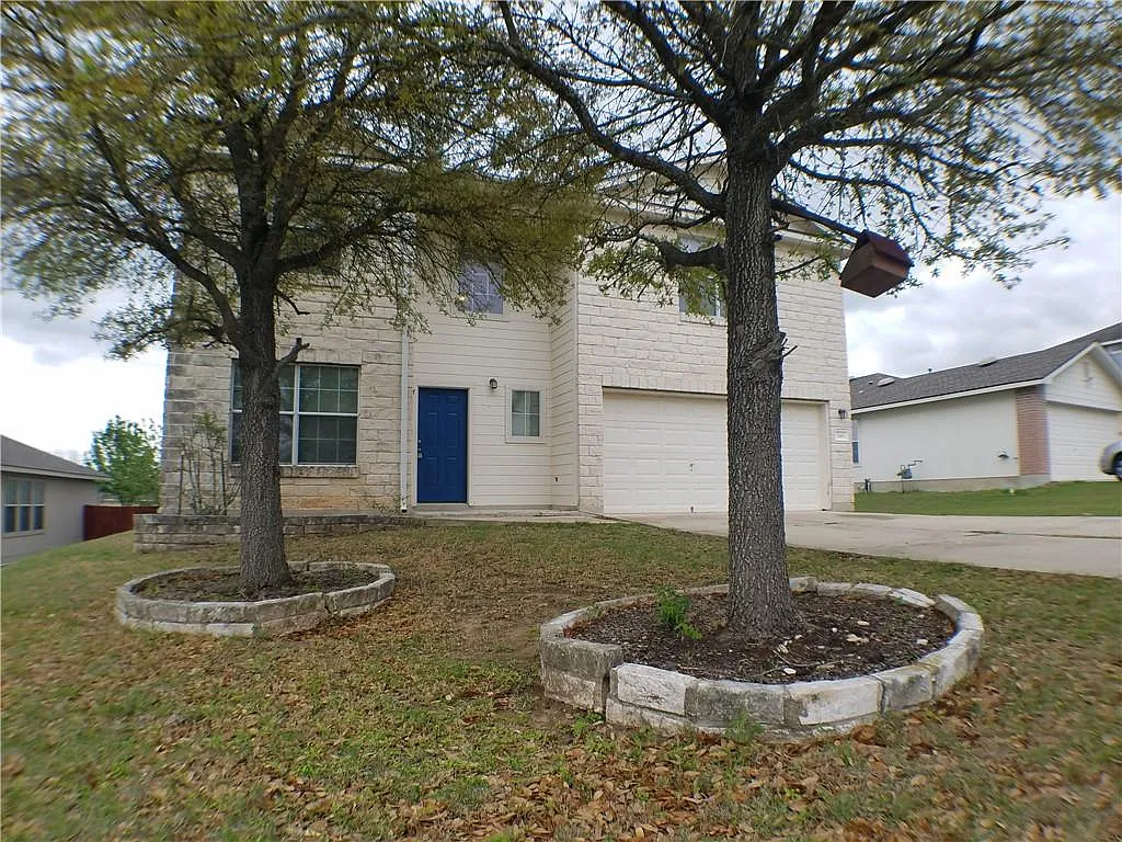4 bed, 2.5 bath, 2101 sqft, $1,925 — Photo 2