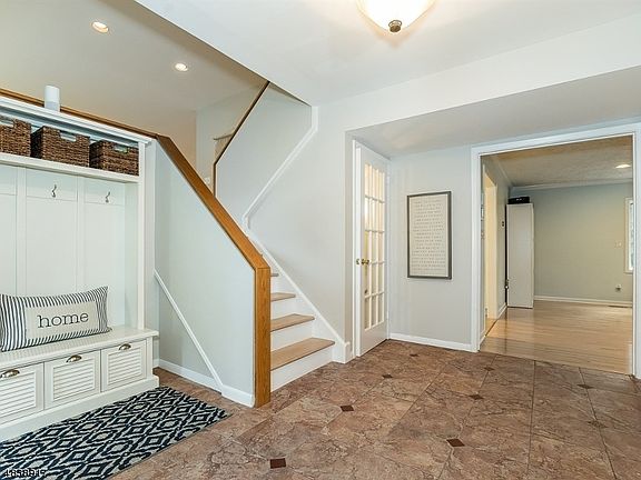 4th image of 32 Waddington Ave