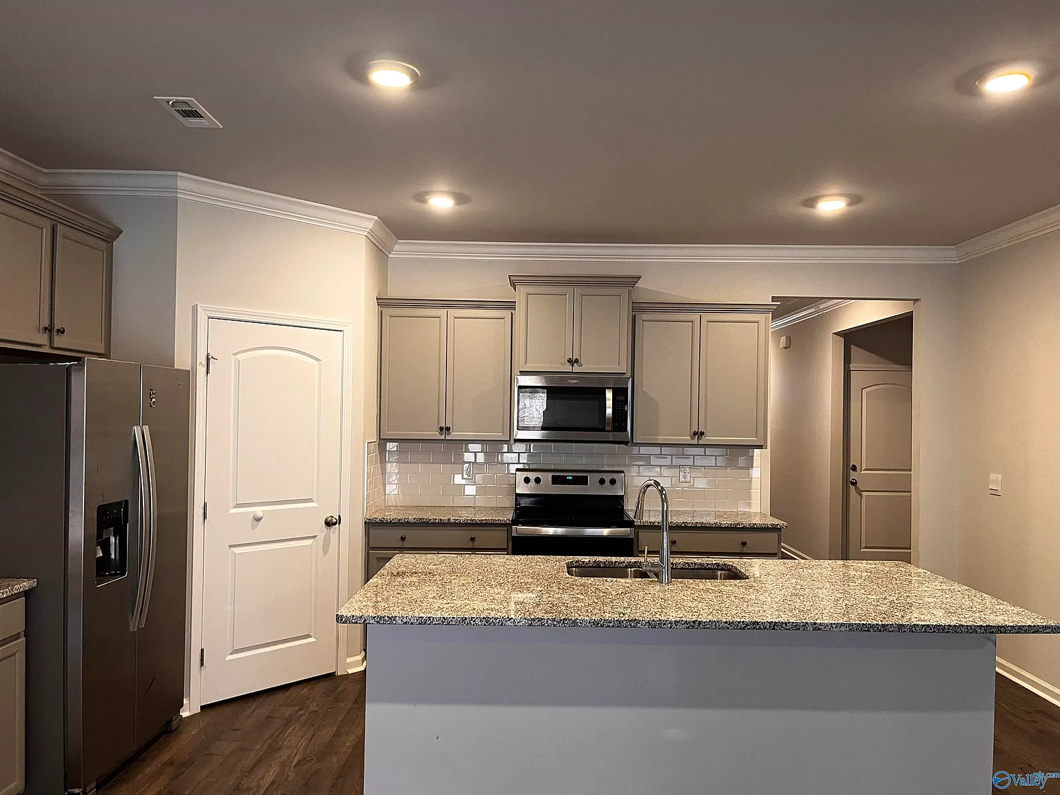 4 bed, 2.0 bath, 1884 sqft, $2,000 — Photo 3