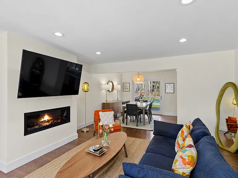 135 Pembroke Dr — Photo 12