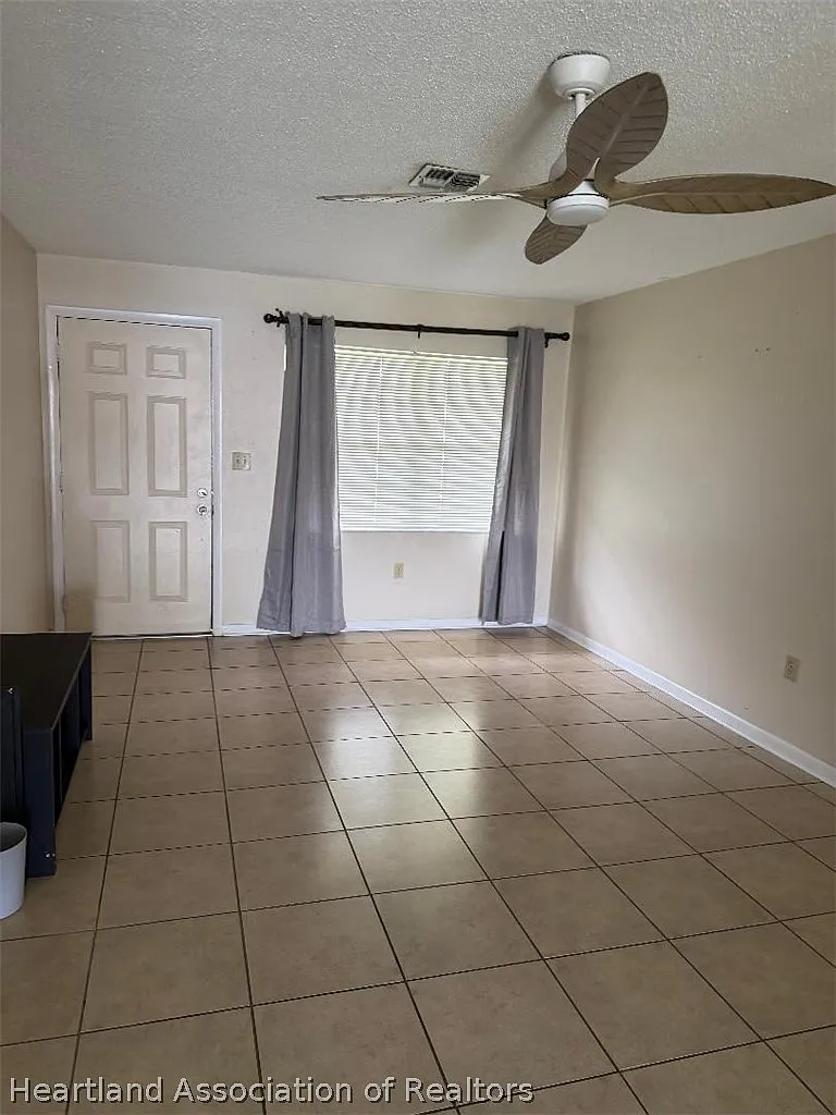 2 bed, 1.0 bath, 800 sqft, $1,000 — Photo 2