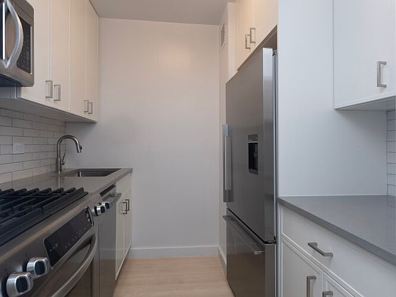 4th image of 166 E 34th St #1505