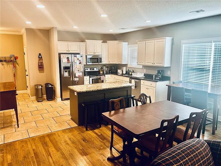 355 Frontier Cir — Photo 4