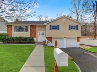 4 Pickwick Hill Dr, Huntington Station, NY 11746