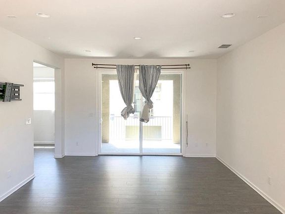 4th image of 643 Elderberry Dr