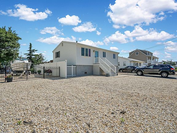 3rd image of 328 Cheryl Dr