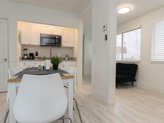 3rd image of 512 SE 20th Ave #7