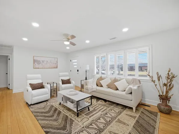 335 E McGinnis Cir, Norfolk, VA 23502