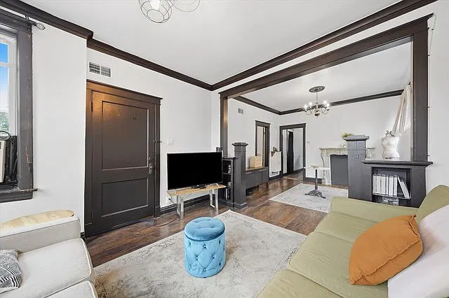 4511 S Francisco Ave — Photo 3
