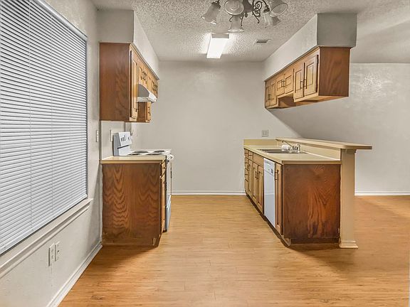 5th image of 16 Shady Valley Ct