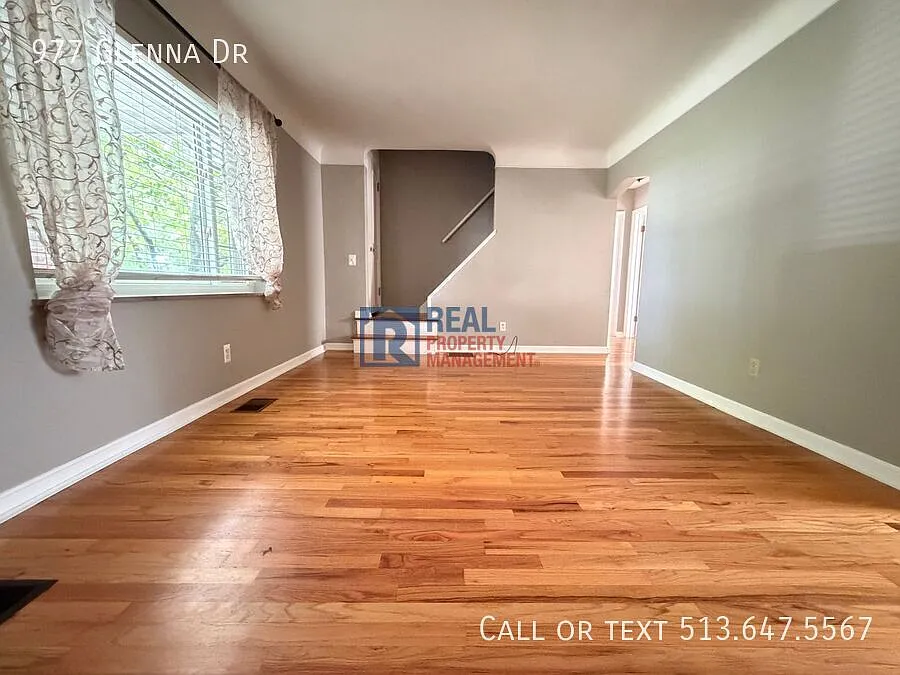 Adorable Cape Cod 4 BR — Photo 2