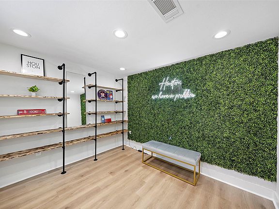 4th image of 1120 W 21st St