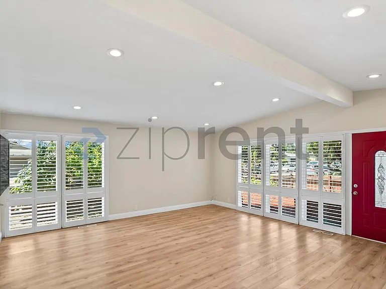 566 Beechmont Ln — Photo 1