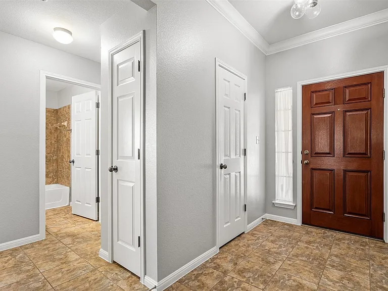 2505 Rusk Ct — Photo 3