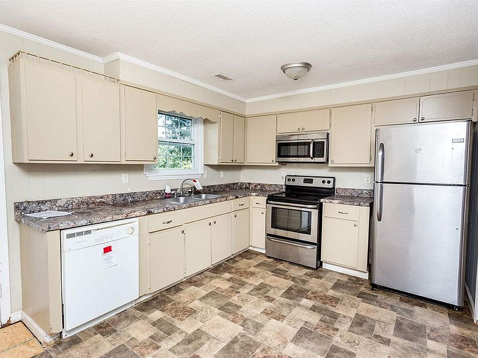 2nd image of 2028 Rolling Brook Dr NE