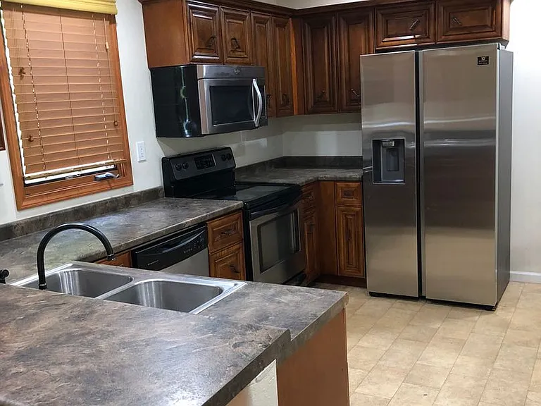 1000 Lakewood Dr #4 — Photo 3